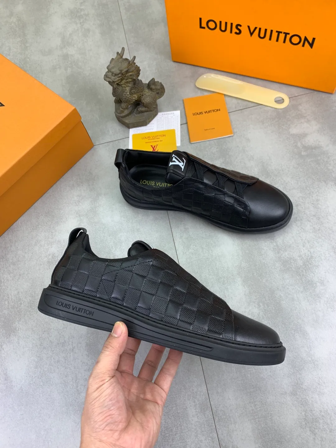 Men's men's shoes P440💰【Real price】Yangli🆘 💭💭New model launched【LOUlS VUlTTON】Louis Vuitton's new low-top men's shoes, high quality, support inspection! This style comes from Italy, very energetic and creative, giving people a comfortable and atmospheric visual impact❗Synchronization, the upper is made of silk calfskin with the original LV, imported soft sheepskin lining🐑Purely hand-stitched; LV original rubber outsole 4️⃣colors available Code number: 38~44
